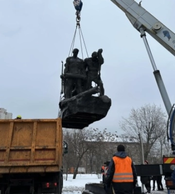 У Києві демонтували пам’ятник екіпажу радянського бронепоїзда «Таращанець»
