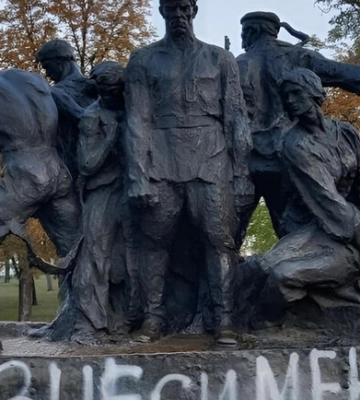 В Дарницком районе декоммунизировали памятник "Таращанец"