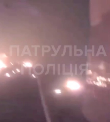 ВС РФ ударили по больнице в Херсоне: момент атаки попал на видео патрульных (видео)