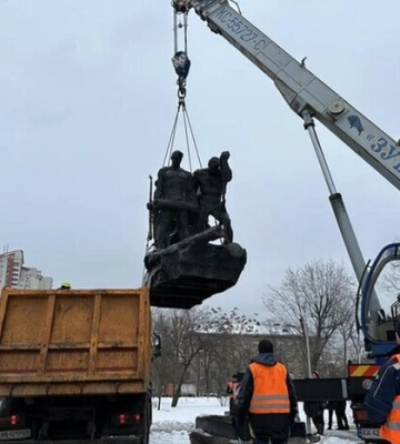 В Киеве на Дарнице был демонтирован памятник экипажу советского бронепоезда "Таращанец". Видео