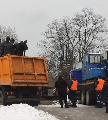 Один з радянських памʼятників демонтували в Києві