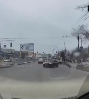 У Луцьку водій BMW дрифтував на пішохідному переході (відео)