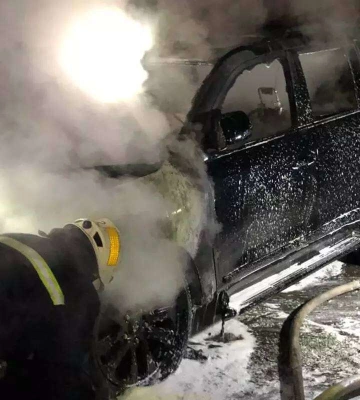 У Дніпрі на Бородінській спалили Land Cruiser
