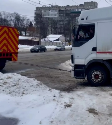 У Сумах рятувальники допомогли водію вивільнити вантажівку, що застрягла (відео)