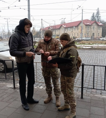 На вулиці Львова вийшли представники ТЦК і десантники
