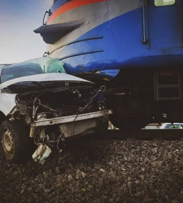 На Закарпатті поїзд розтрощив автівку на переїзді (ФОТО)