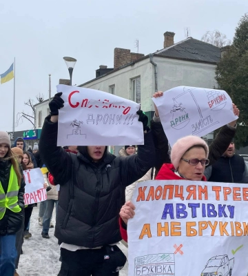 Більше грошей на ЗСУ: у Луцьку відбулася мирна хода