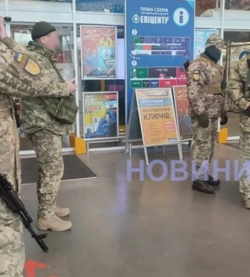 Працівники ТЦК приходять з повістками в Епіцентри