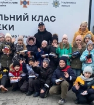 До школярів Миколаївщини завітав поліцейсько-рятувальний мобільний клас безпеки