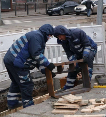 Запобігаємо підтопленням: у Дніпрі комунальники встановлюють додаткові дощоприймачі