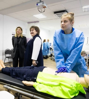Україні потрібна стратегія розвитку медсестринства — Зеленська
