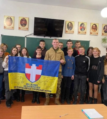 Особлива зустріч: до рідної школи на Волині із зони бойових дій завітав воїн-захисник