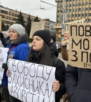 «Не мовчи, полон вбиває»: родини військовополонених провели акцію у Запоріжжі (ФОТО)