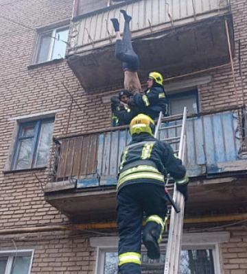 В Кривом Роге спасатели помогли мужчине, который свисал с балкона