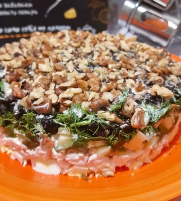 Рецепт салата с черносливом и курицей, который первым исчезнет с вашего праздничного стола