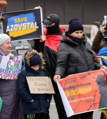 «Моє серце в полоні»: родичі військовополонених вийшли на акцію у Запоріжжі