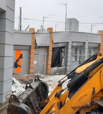 У Києві над тунелем метро «Деміївська» почали просідати торгові павільйони