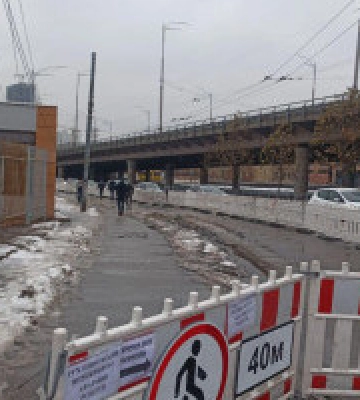 Просідання асфальту на Деміївській почалося ще до закриття метро: у КМДА відреагували на фото у соцмережі