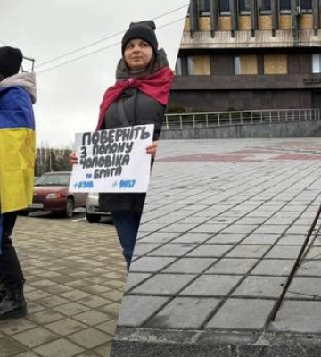 &quot;Не молчи – плен убивает&quot;: семьи военнопленных провели акции в Киеве, Запорожье и Варшаве