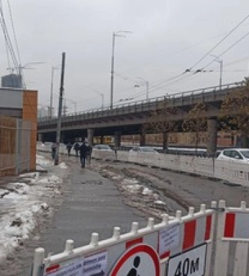 В Киеве просел асфальт над метро &quot;Демеевская&quot;: власти приняли непростое решение