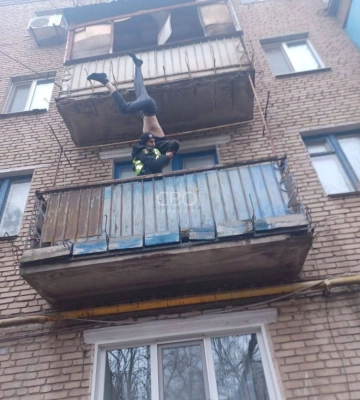У Кривому Розі врятували чоловіка, який звисав з балкону головою вниз (ФОТО)