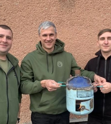Миколаївські волонтери виготовляють павербанки, грілки та буржуйки для військових