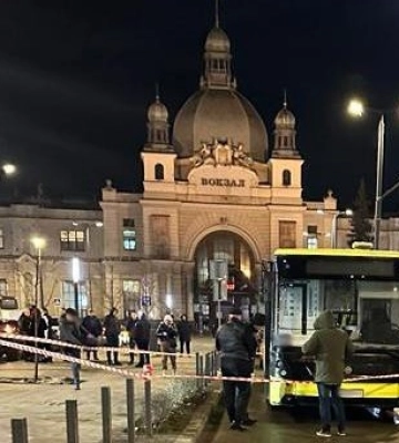 Біля вокзалу у Львові автомобіль збив на смерть чоловіка