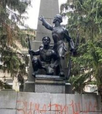 У Кременчуці вандали розмалювали пам'ятник