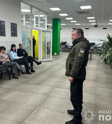 У двох областях та Києві на корупційних схемах викрили співробітників сервісних центрів МВС
