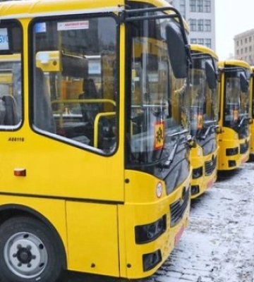 Закуплені Данією 34 шкільних автобуси прибули в Україну