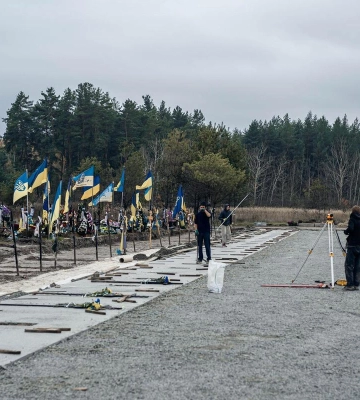 У Полтаві за 1,5 млн грн замовили проєкт ремонту проїздів до сектору почесних заховань на військовому кладовищі