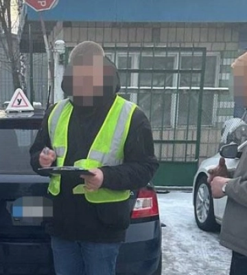 $450 за практический экзамен: работники автошкол в Киеве попались на взяточничестве