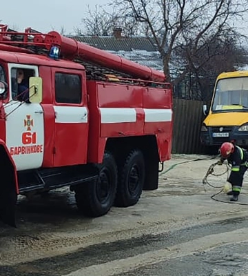На Харківщині автобус скотився у паркан: пасажирів визволили ДСНСники 