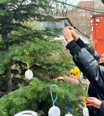 Ялинка для собак, двометрові льодяники та кабріолет з подарунками: як прикрашають Дніпро до Нового Року
