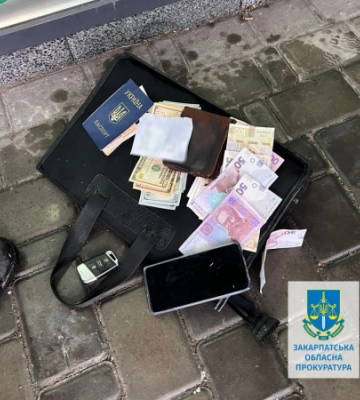 На Закарпатті співробітника регіонального сервісного центру МВС викрили на одержанні хабаря за видачу «елітних» номерних знаків