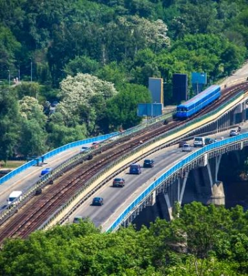 Дуже важкий: очільник метрополітену розповів про стан мосту Метро в Києві