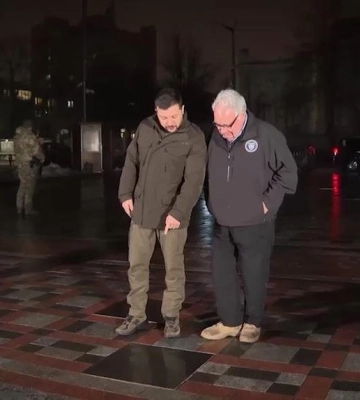 Зеленський показав Говарду Баффету встановлену на його честь табличку на Алеї сміливості в Києві