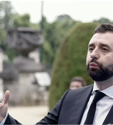 Bihus.Info розповів, чиїми автівками користувався голова фракції "Слуга народу" Давид Арахамія