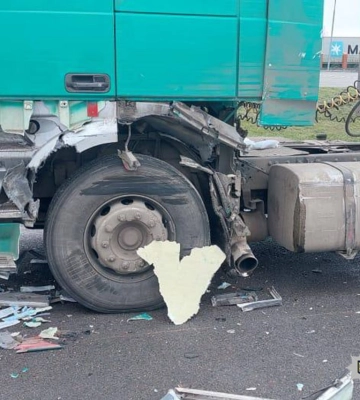 На уманській трасі водій буса в’їхав у дві вантажівки. Є загиблий (ФОТО)
