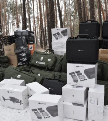 Дрони, зарядні станції, супутникові модеми Starlink: військові на сході отримали велику партію допомоги з Луцька