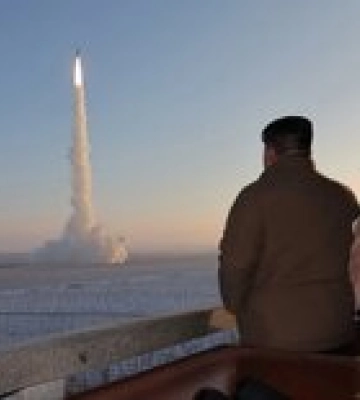 Северная Корея запустила межконтинентальную ракету Hwasongpho-18. Ким наблюдал лично: фото