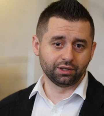 Арахамия признал, что пользовался машинами подозреваемого бизнесмена Арахамия признал, что пользовался машинами подозреваемого бизнесмена