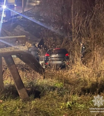 У Рівному нетверезий водій протаранив відбійник, і злетів у кювет