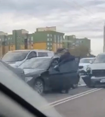 У Луцьку – аварія на мості біля «ПортCity»: рух ускладнений (фото, відео, оновлено)