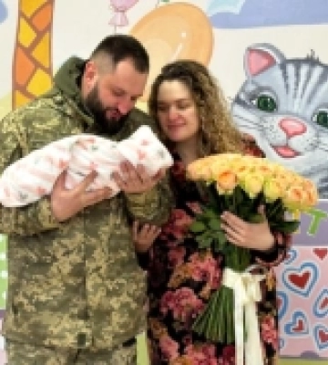 У Луцьку військові зустріли з перинатального центру дружину та донечку свого побратима