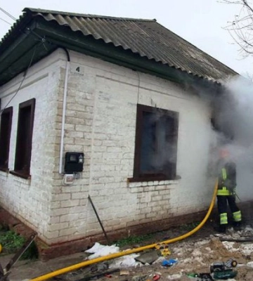 На Чернігівщині під час пожежі загинули жінка і двоє дітей
