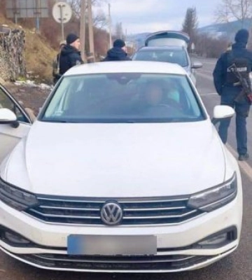 Поліція Закарпаття вилучила у пасажира авто гранати, які він намагався ввезти в область