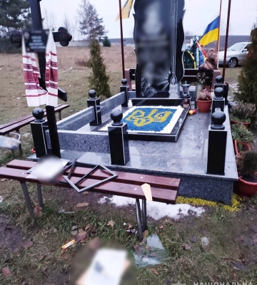В Винницкой области пьяный мужчина сорвал и выбросил фотографии с могил военных (фото, видео)