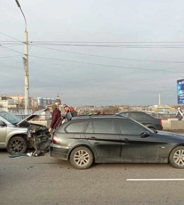 Як у Луцьку «додж» розбив дві «бехи» (фото, відео)