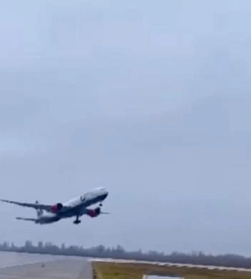 Из аэропорта &quot;Борисполь&quot; вылетел гражданский самолет: трогательное видео